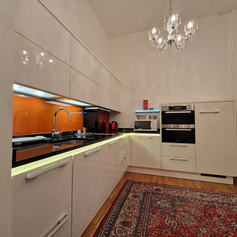 hochwertige Küche mit Granitarbeitsplatte und Dampfgarer von Mielr