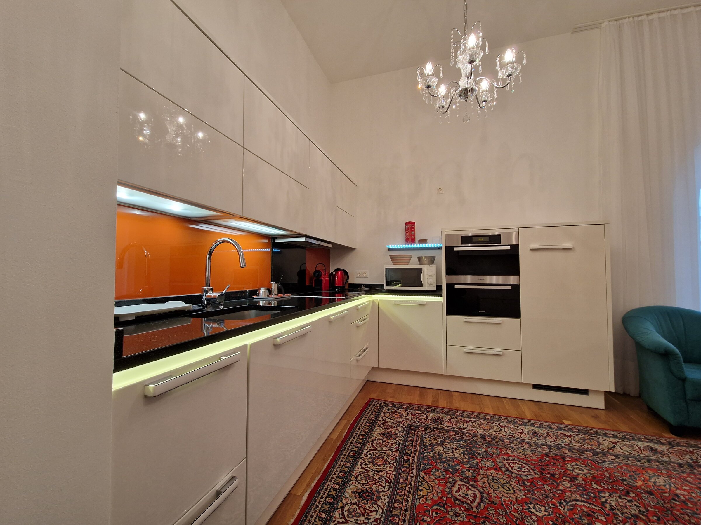 hochwertige Küche mit Granitarbeitsplatte und Dampfgarer von Mielr