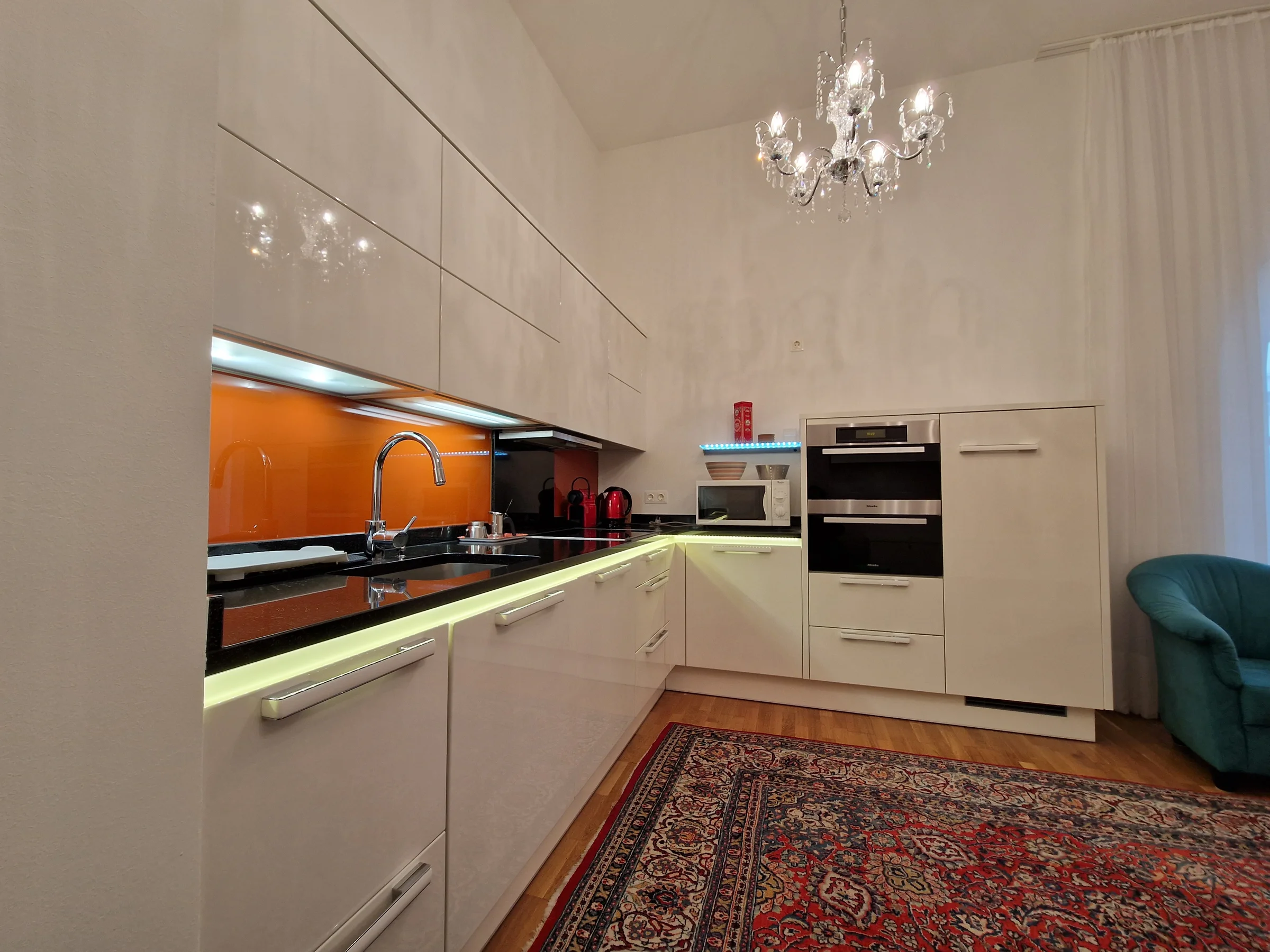 hochwertige Küche mit Granitarbeitsplatte und Dampfgarer von Mielr