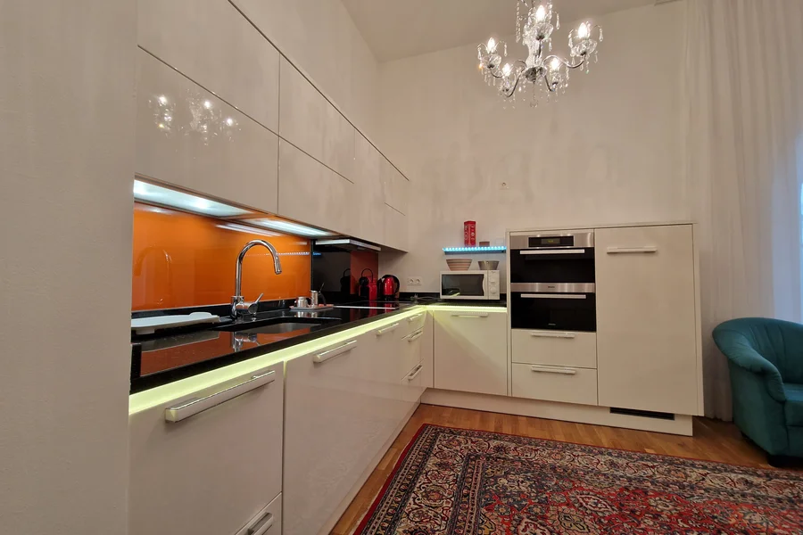 hochwertige Küche mit Granitarbeitsplatte und Dampfgarer von Mielr