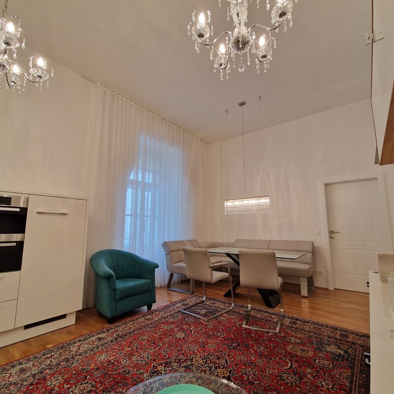 Wohn- und Essbereich mit bequemer Eckbank, Swarowski-Luster