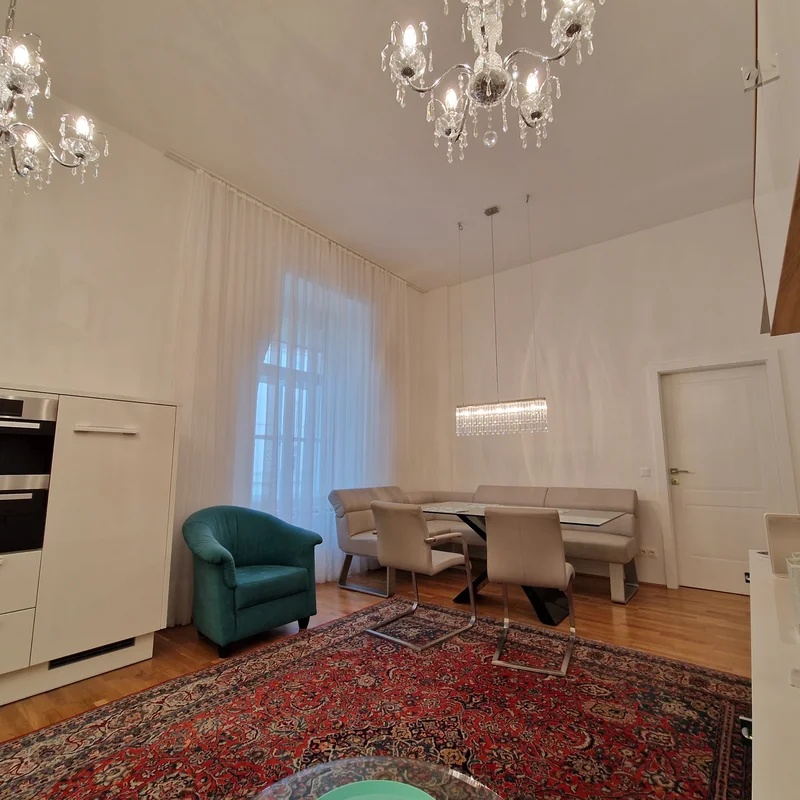 Wohn- und Essbereich mit bequemer Eckbank, Swarowski-Luster