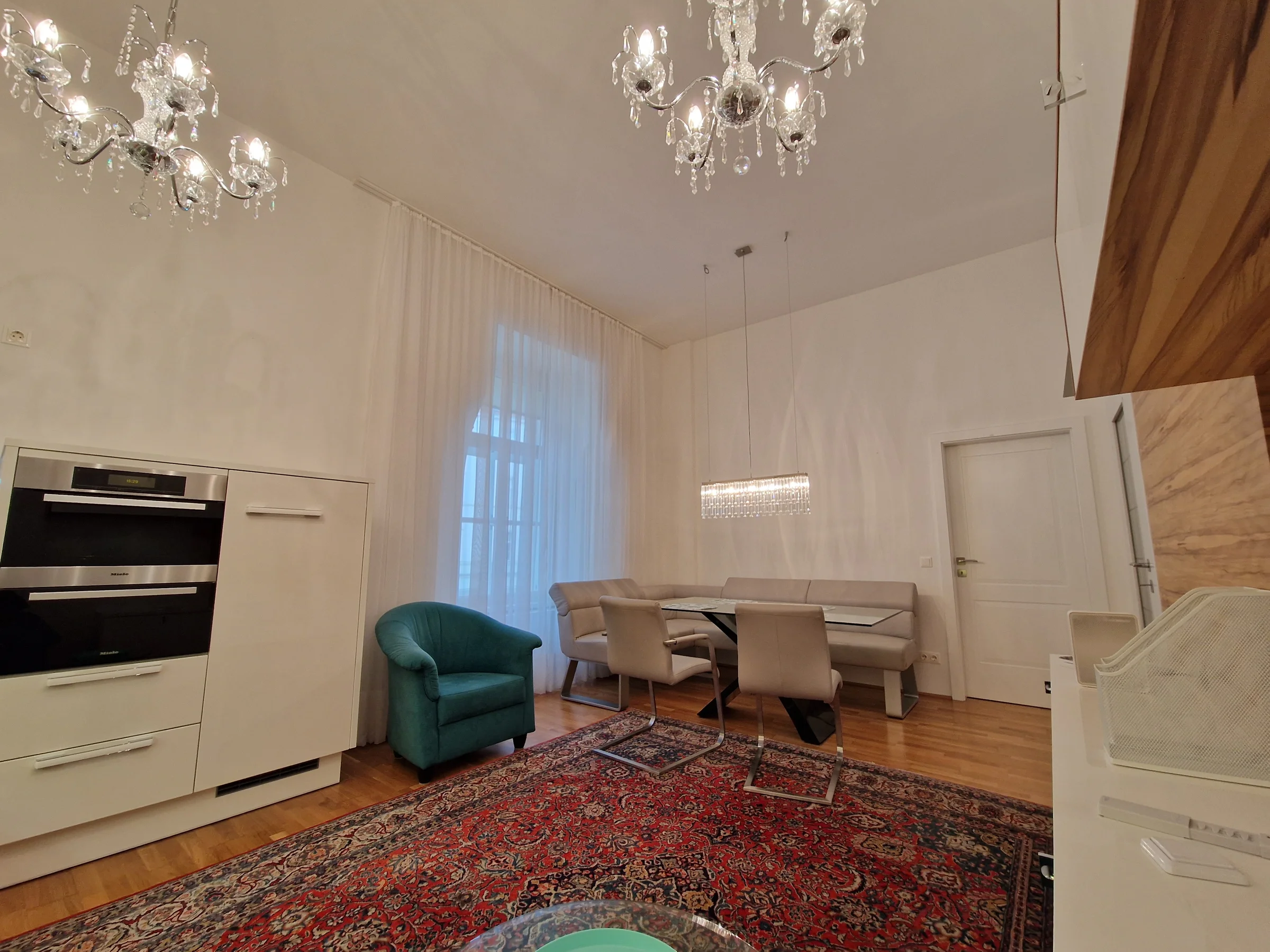 Wohn- und Essbereich mit bequemer Eckbank, Swarowski-Luster