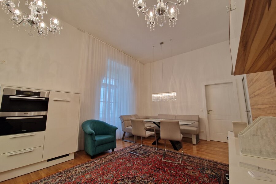 Wohn- und Essbereich mit bequemer Eckbank, Swarowski-Luster