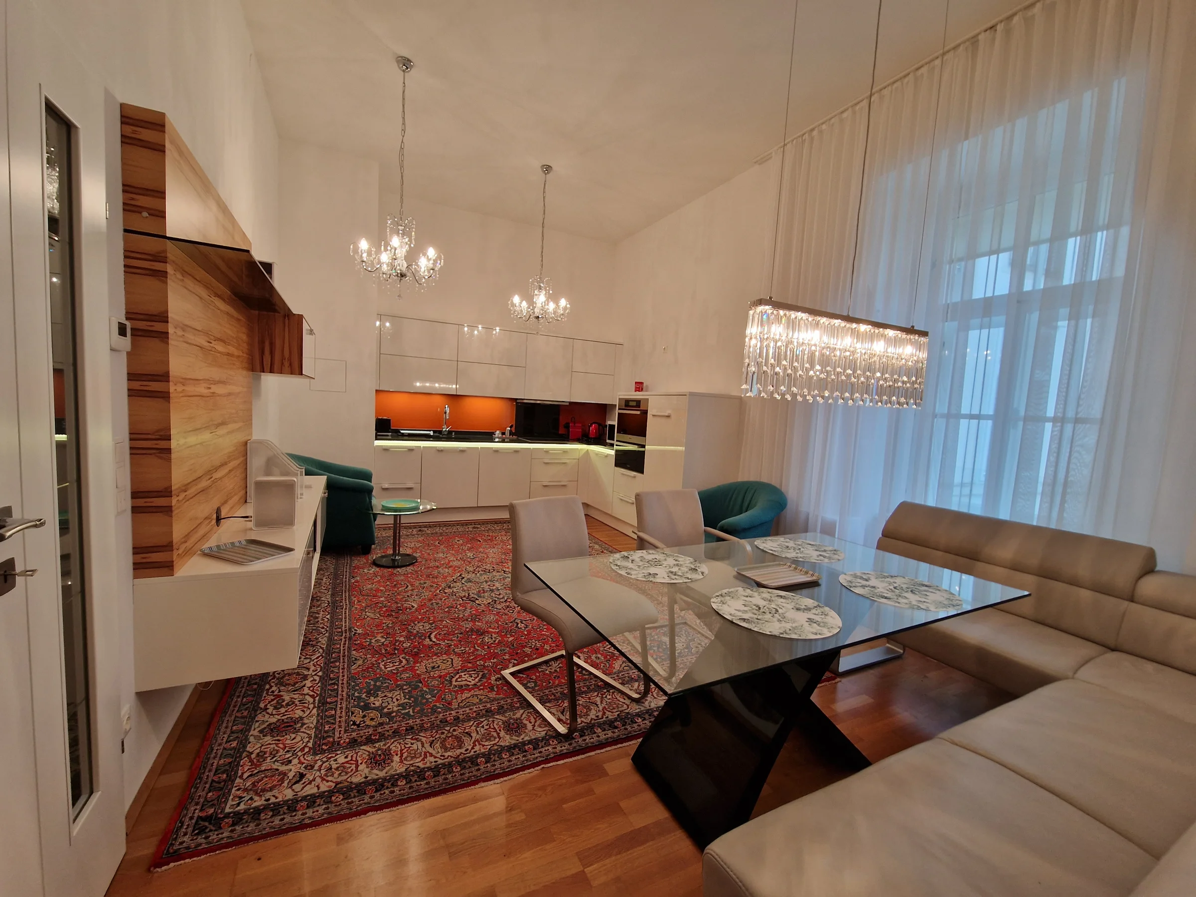 Geräumige Wohnküche mit bequemer Eckbank 