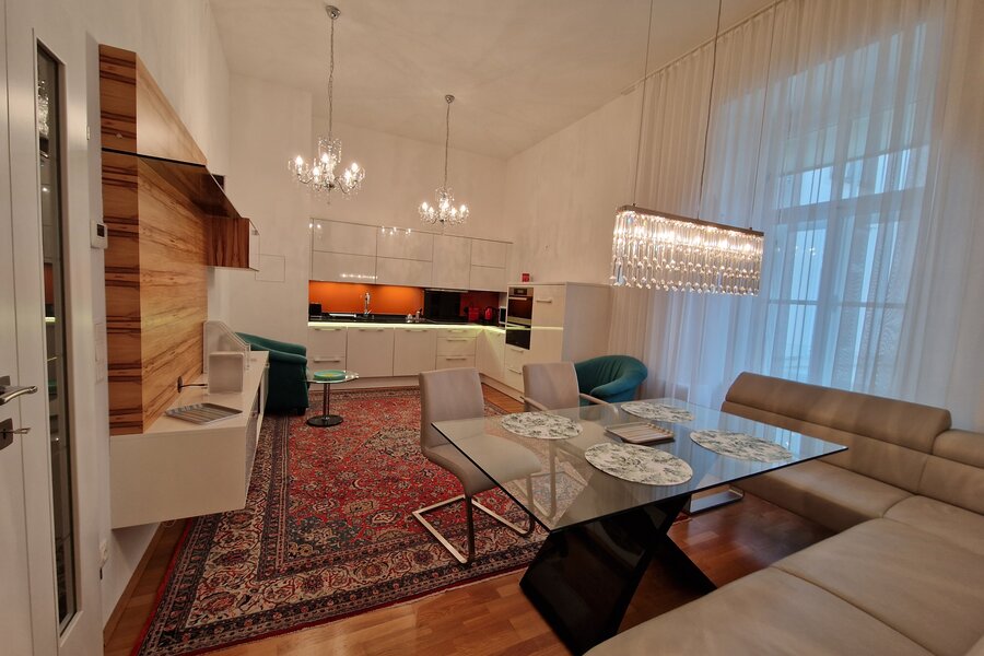 Geräumige Wohnküche mit bequemer Eckbank 