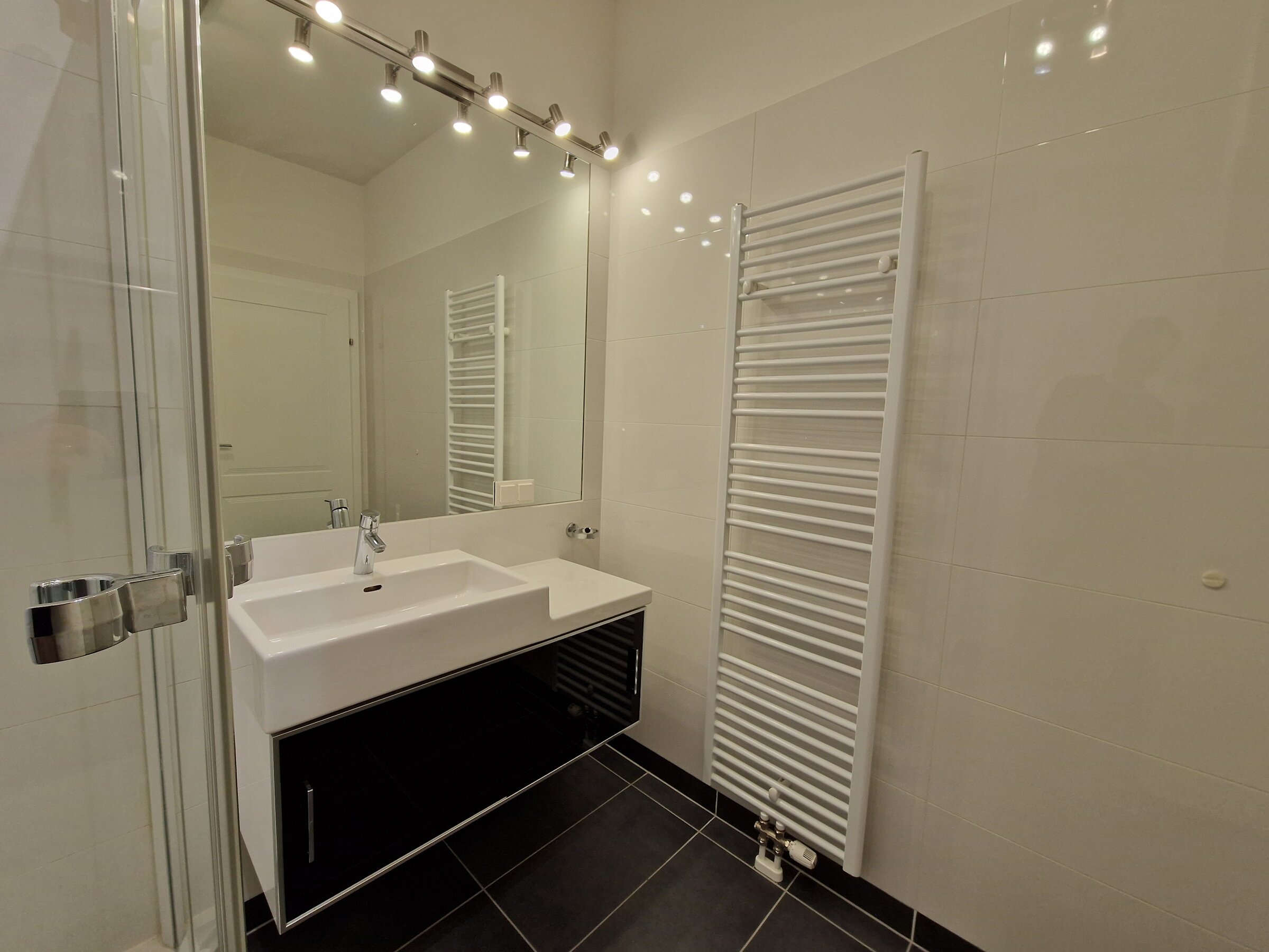 Bad Mit Dusche und Handtuchheizkörper