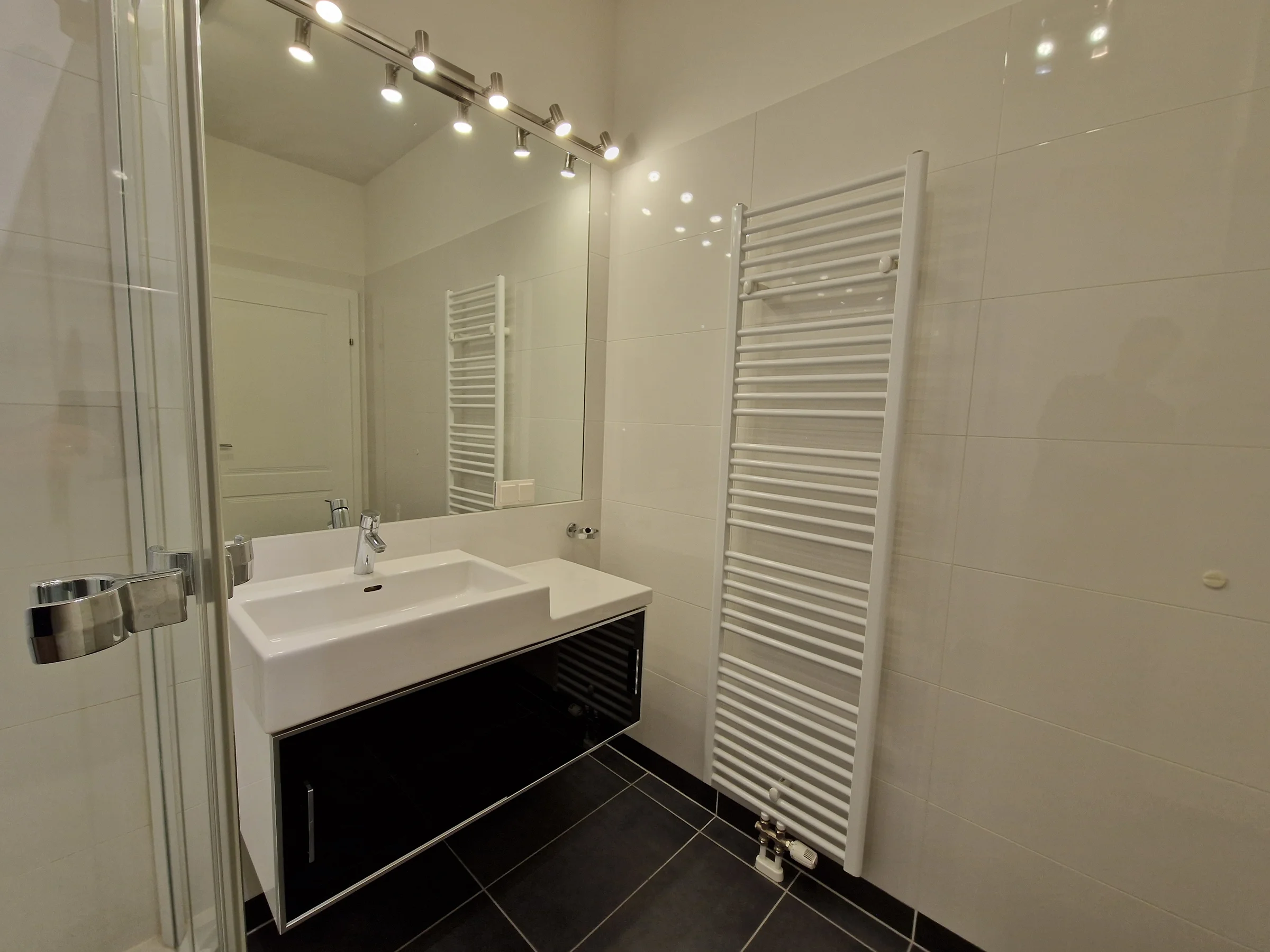 Bad Mit Dusche und Handtuchheizkörper