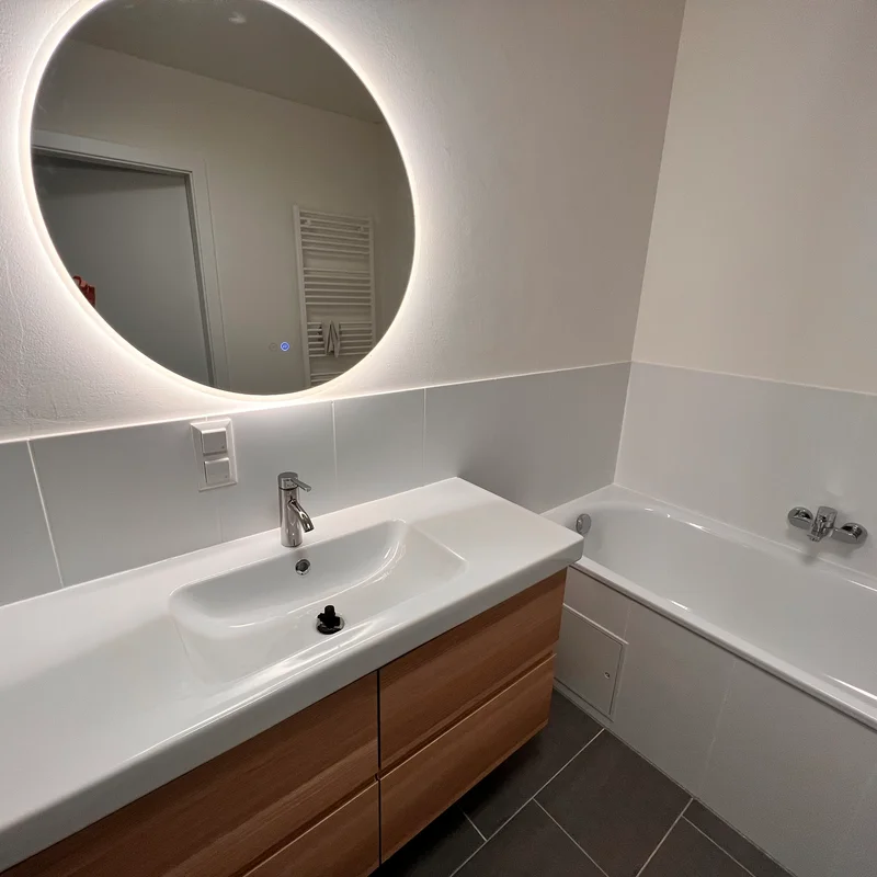 mit Dusche und Badewanne