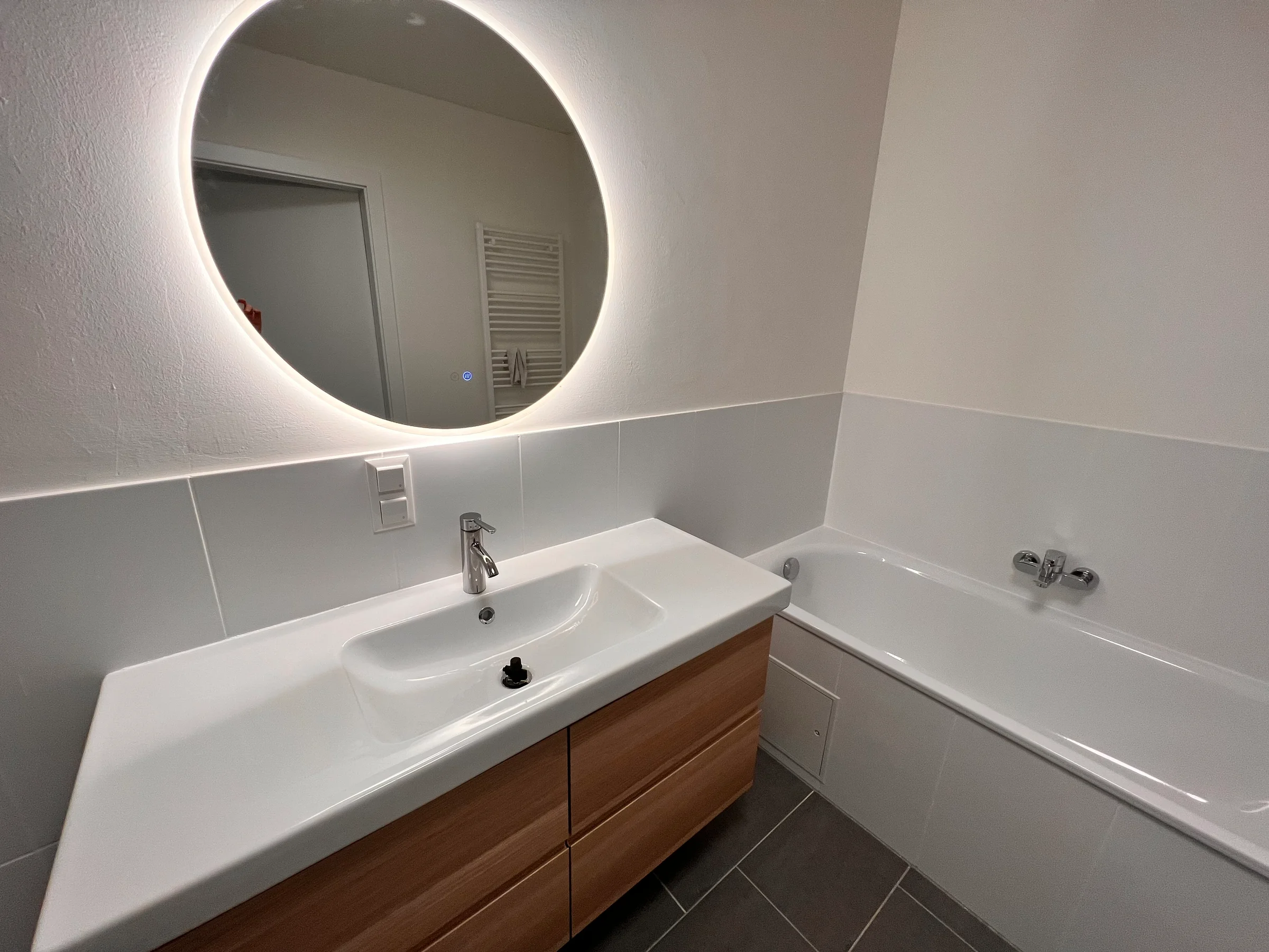 mit Dusche und Badewanne