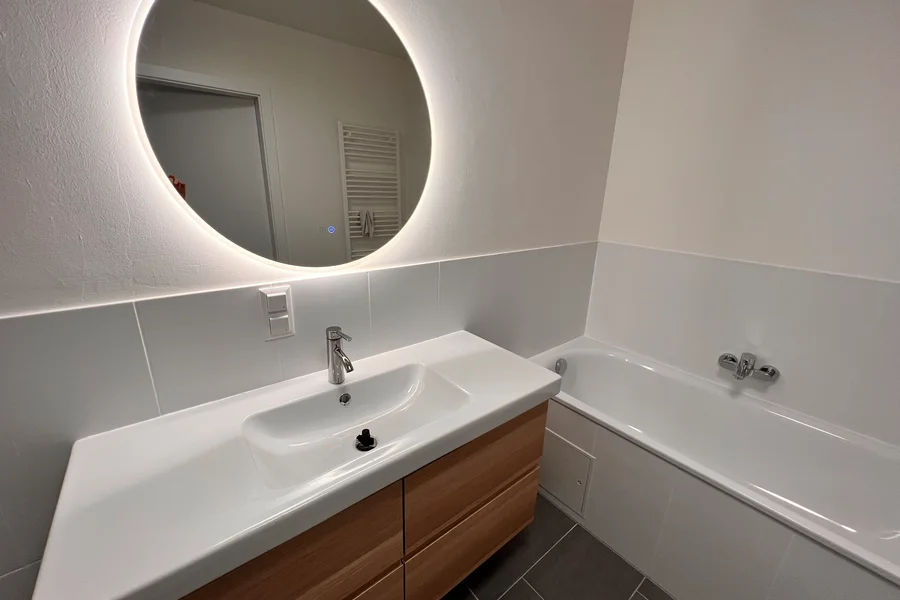 mit Dusche und Badewanne