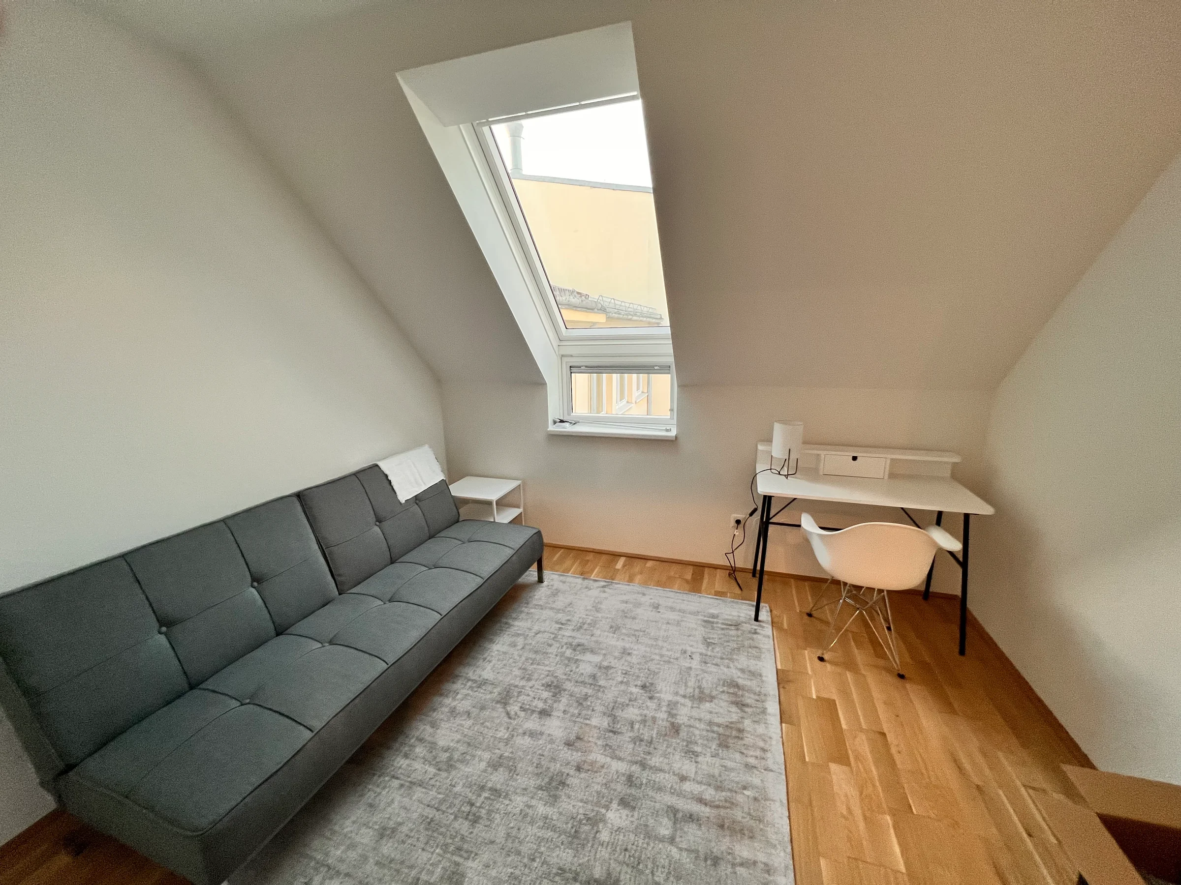 Büro mit Schlafcouch