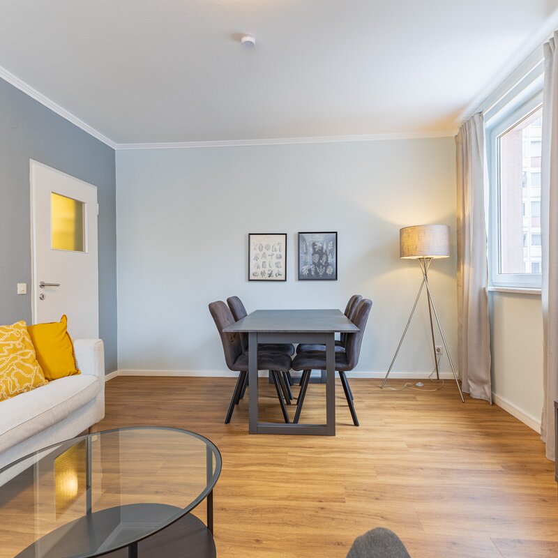 Helles Wohnzimmer mit Esstisch & Sofa – 3-Zimmer-Wohnung zur Kurzzeitmiete in Salzburg, Wohnen auf Zeit 1 bis 6 Monate