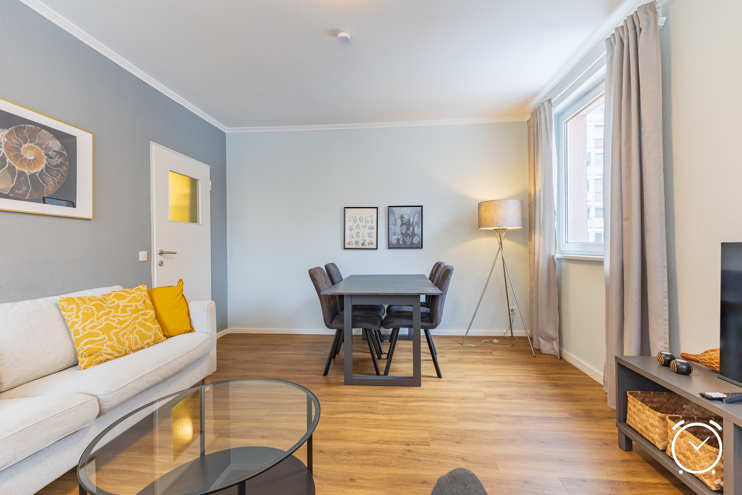 Helles Wohnzimmer mit Esstisch & Sofa – 3-Zimmer-Wohnung zur Kurzzeitmiete in Salzburg, Wohnen auf Zeit 1 bis 6 Monate