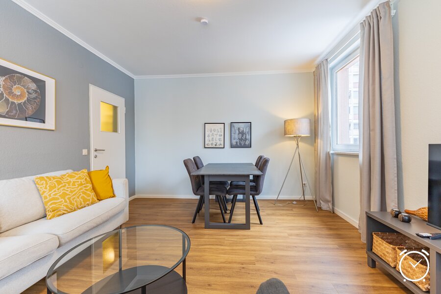 Helles Wohnzimmer mit Esstisch & Sofa – 3-Zimmer-Wohnung zur Kurzzeitmiete in Salzburg, Wohnen auf Zeit 1 bis 6 Monate