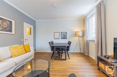 Helles Wohnzimmer mit Esstisch & Sofa – 3-Zimmer-Wohnung zur Kurzzeitmiete in Salzburg, Wohnen auf Zeit 1 bis 6 Monate