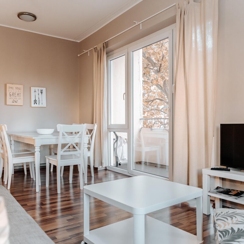 Helles Wohnzimmer mit Balkon – 3-Zimmer Wohnung zur Kurzzeitmiete & Wohnen auf Zeit für 1 bis 6 Monate in Salzburg