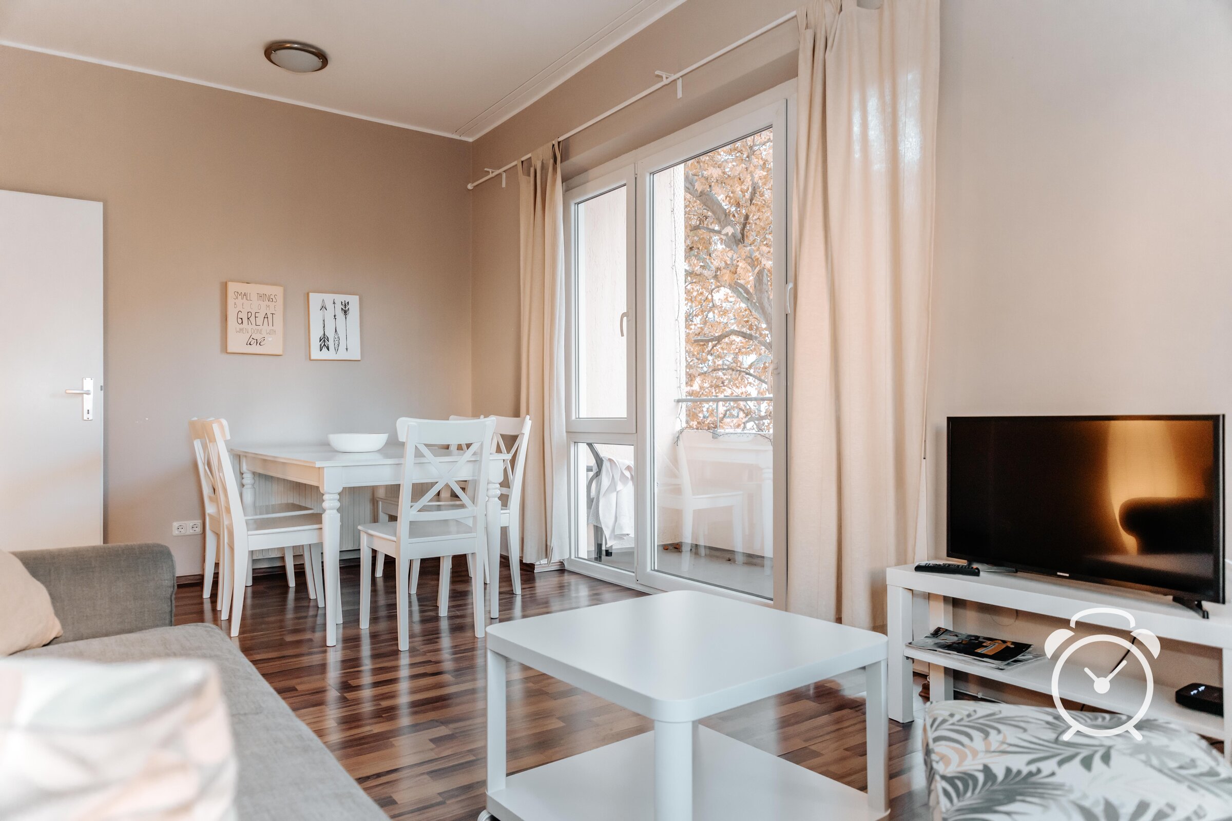 Helles Wohnzimmer mit Balkon – 3-Zimmer Wohnung zur Kurzzeitmiete & Wohnen auf Zeit für 1 bis 6 Monate in Salzburg