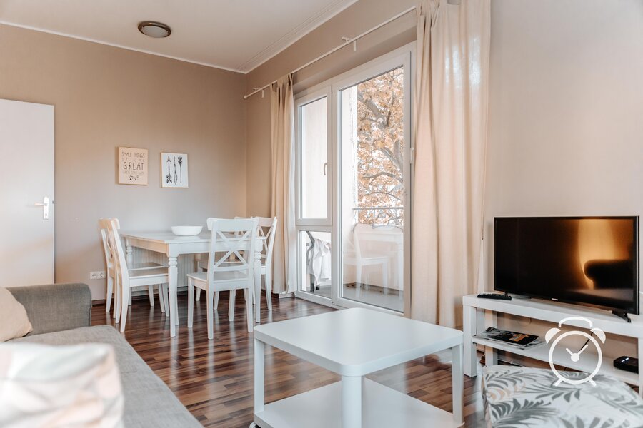 Helles Wohnzimmer mit Balkon – 3-Zimmer Wohnung zur Kurzzeitmiete & Wohnen auf Zeit für 1 bis 6 Monate in Salzburg