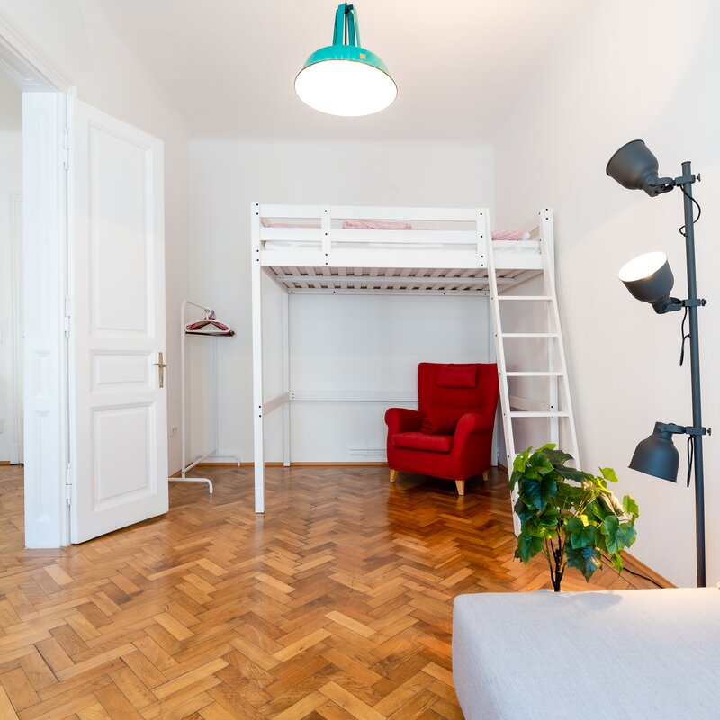 Wohnzimmer mit Hochbett 