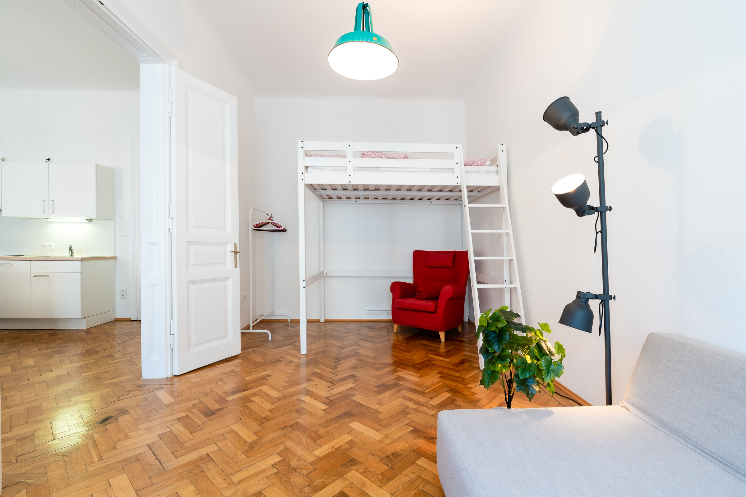 Wohnzimmer mit Hochbett 