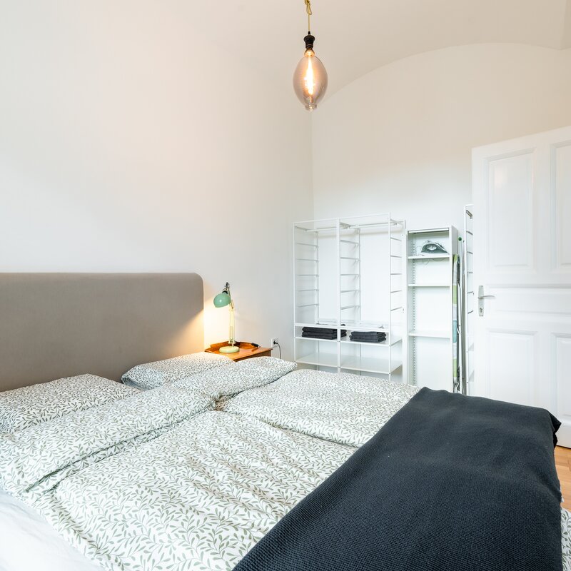 Bett und offene Regale