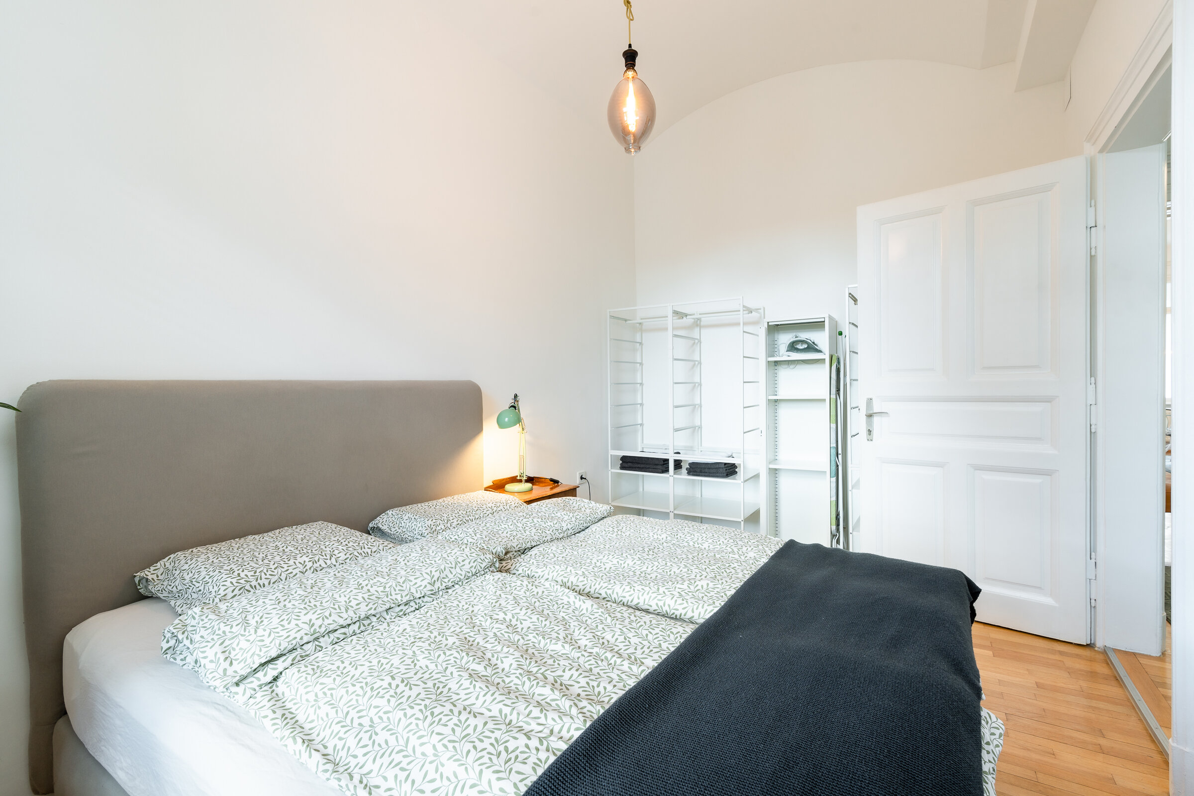 Bett und offene Regale