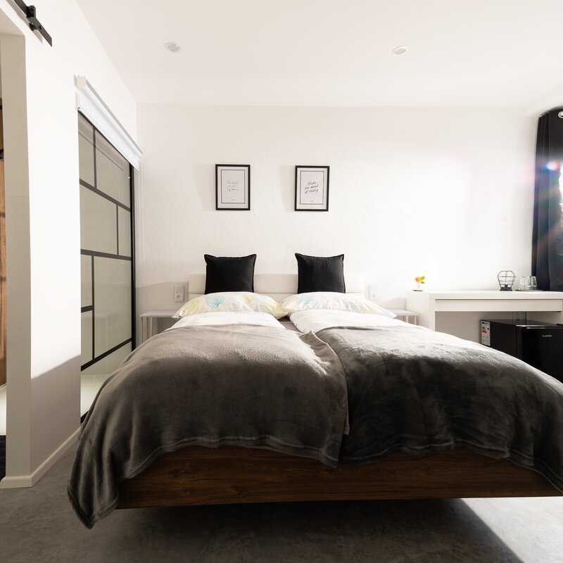  Zimmer mit Doppelbett im Loft-Charakter mit viel Charme und Liebe zum Detail. | © @wolfistraunseeblick