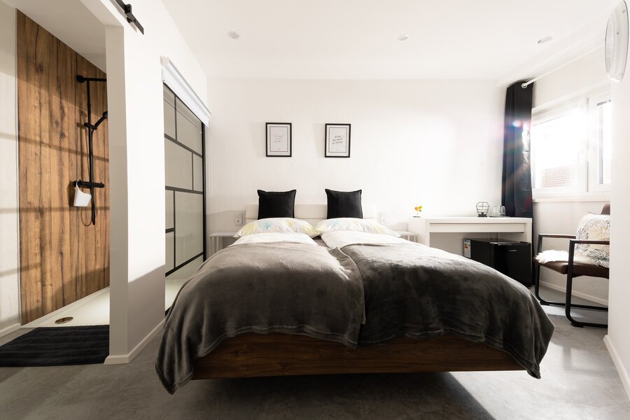  Zimmer mit Doppelbett im Loft-Charakter mit viel Charme und Liebe zum Detail. | © @wolfistraunseeblick