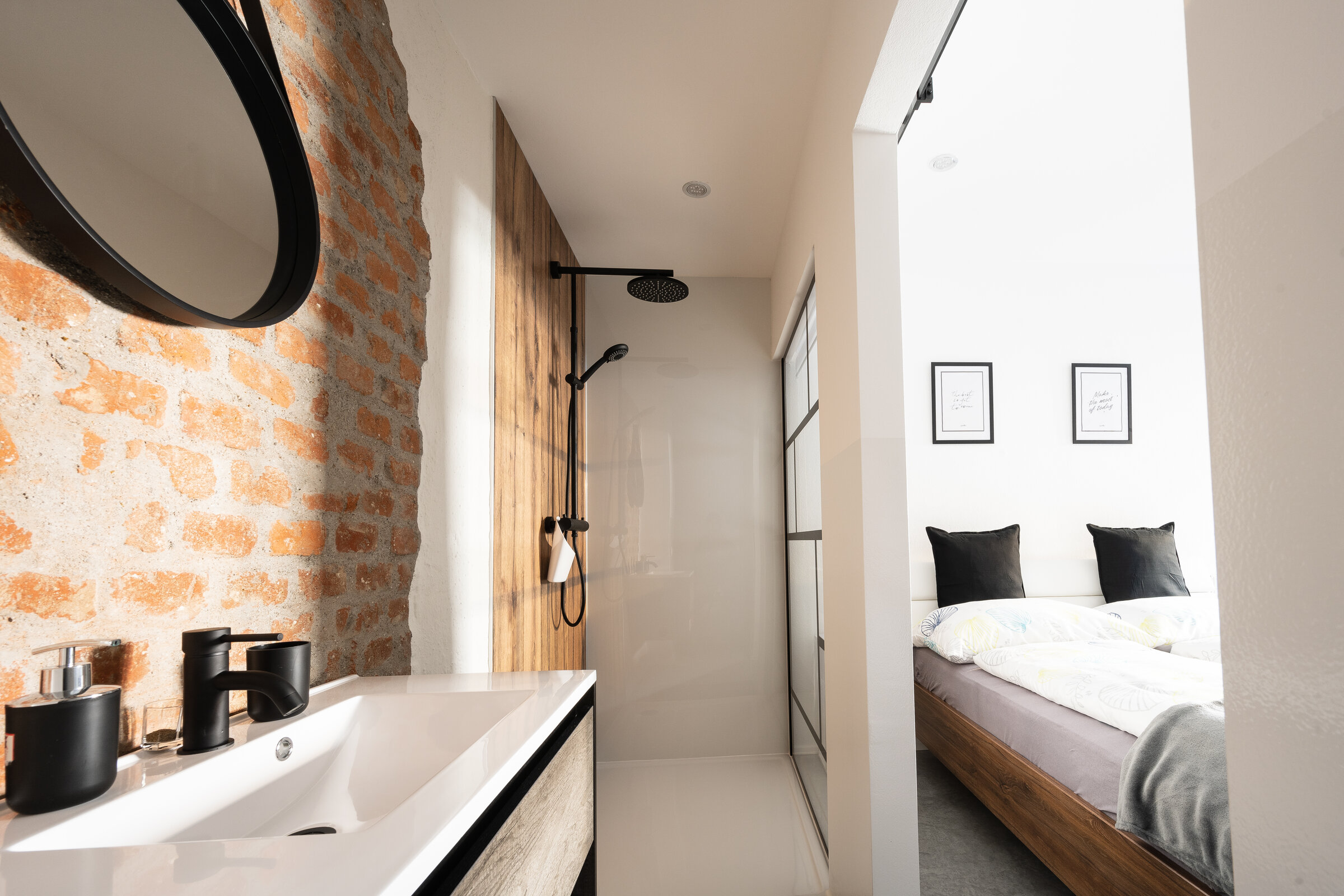 Badezimmer im Loftstyle mit Blick in den Schlaf- wohnbereich | © @wolfistraunseeblick