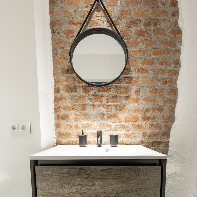 Freigelegte Ziegelwände machen unser Badezimmer zu einem besonderen Hingucker | © @wolfistraunseeblick