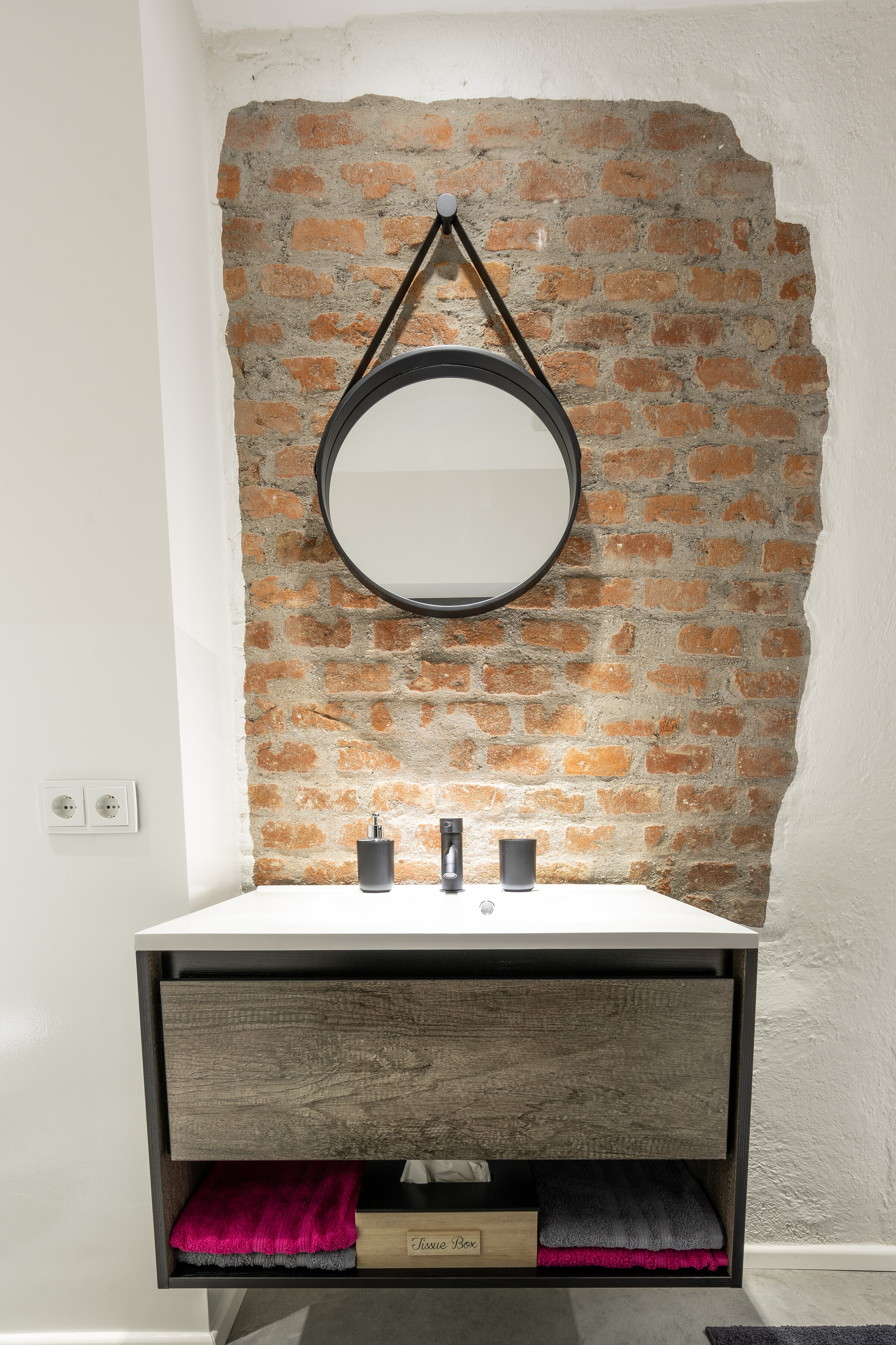 Freigelegte Ziegelwände machen unser Badezimmer zu einem besonderen Hingucker | © @wolfistraunseeblick