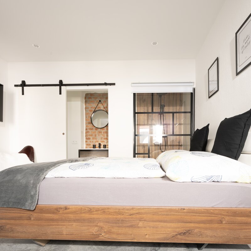 Vom Bett aus kann man direkt auf den TV und ins Badezimmer sehen | © @wolfistraunseeblick