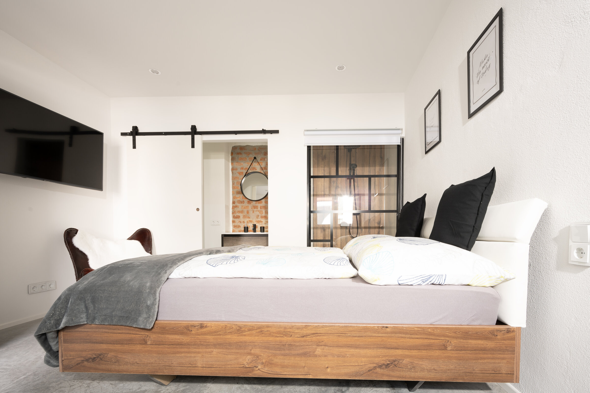 Vom Bett aus kann man direkt auf den TV und ins Badezimmer sehen | © @wolfistraunseeblick