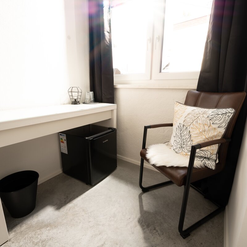 Natürlich gibt es auch in unserem Doppelzimmer einen Schreibtisch sowie einen Kühlschrank und viel Tageslicht | © @wolfistraunseeblick