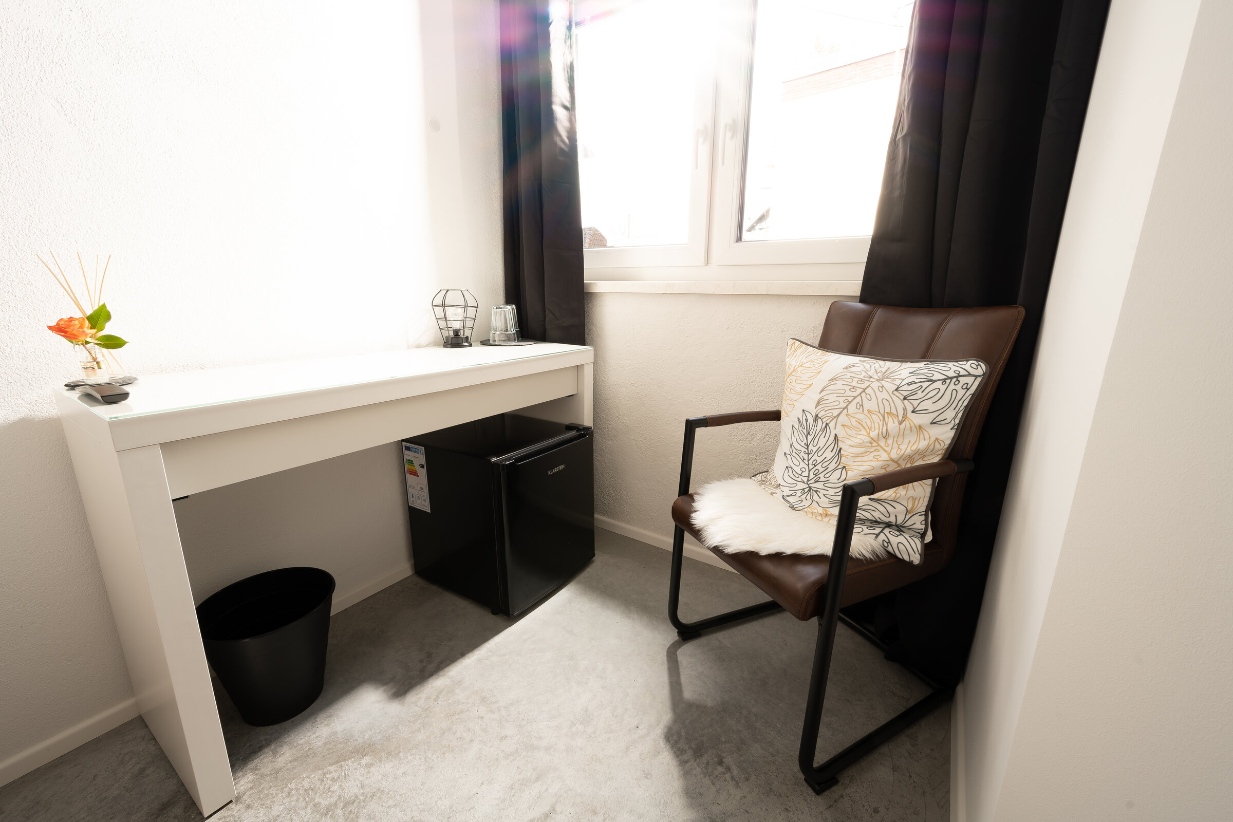 Natürlich gibt es auch in unserem Doppelzimmer einen Schreibtisch sowie einen Kühlschrank und viel Tageslicht | © @wolfistraunseeblick