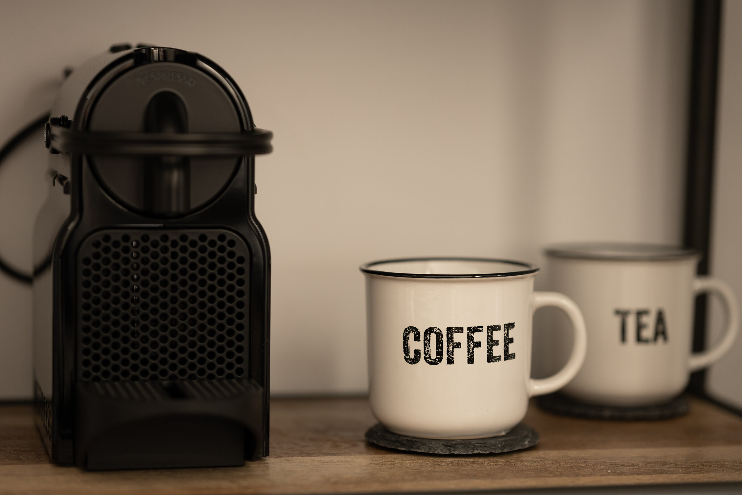 Unser Doppelzimmer im Loftstyle ist natürlich mit einer Kaffeemaschine ausgestattet | © @wolfistraunseeblick