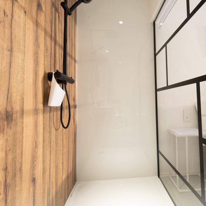 Die großzügige Regendusche die ein Gefühl von Spa verleiht | © @wolfistraunseeblick