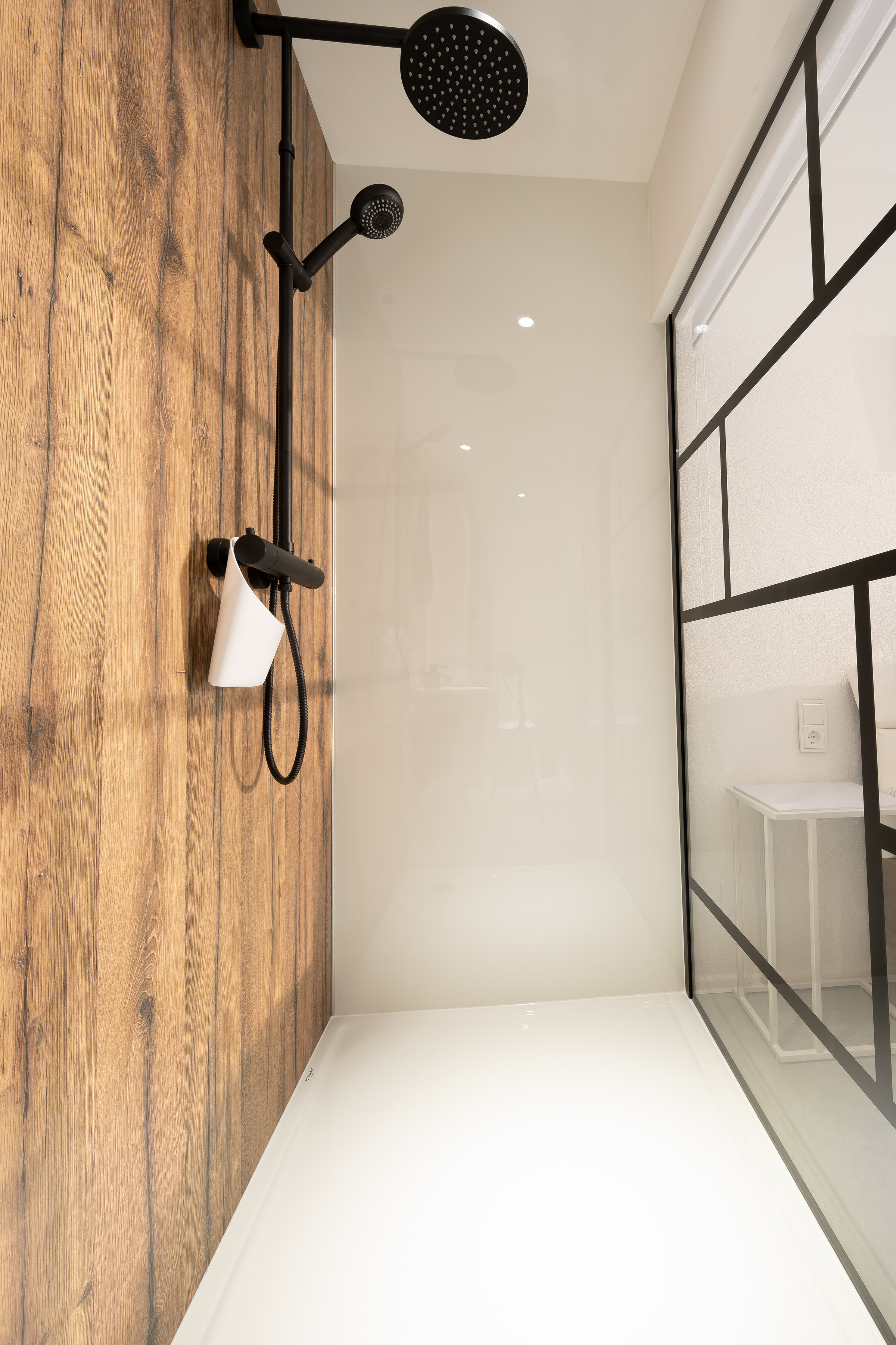 Die großzügige Regendusche die ein Gefühl von Spa verleiht | © @wolfistraunseeblick