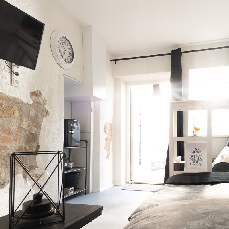 Cosy single room with a view of the terrace  | © @wolfistraunseeblick