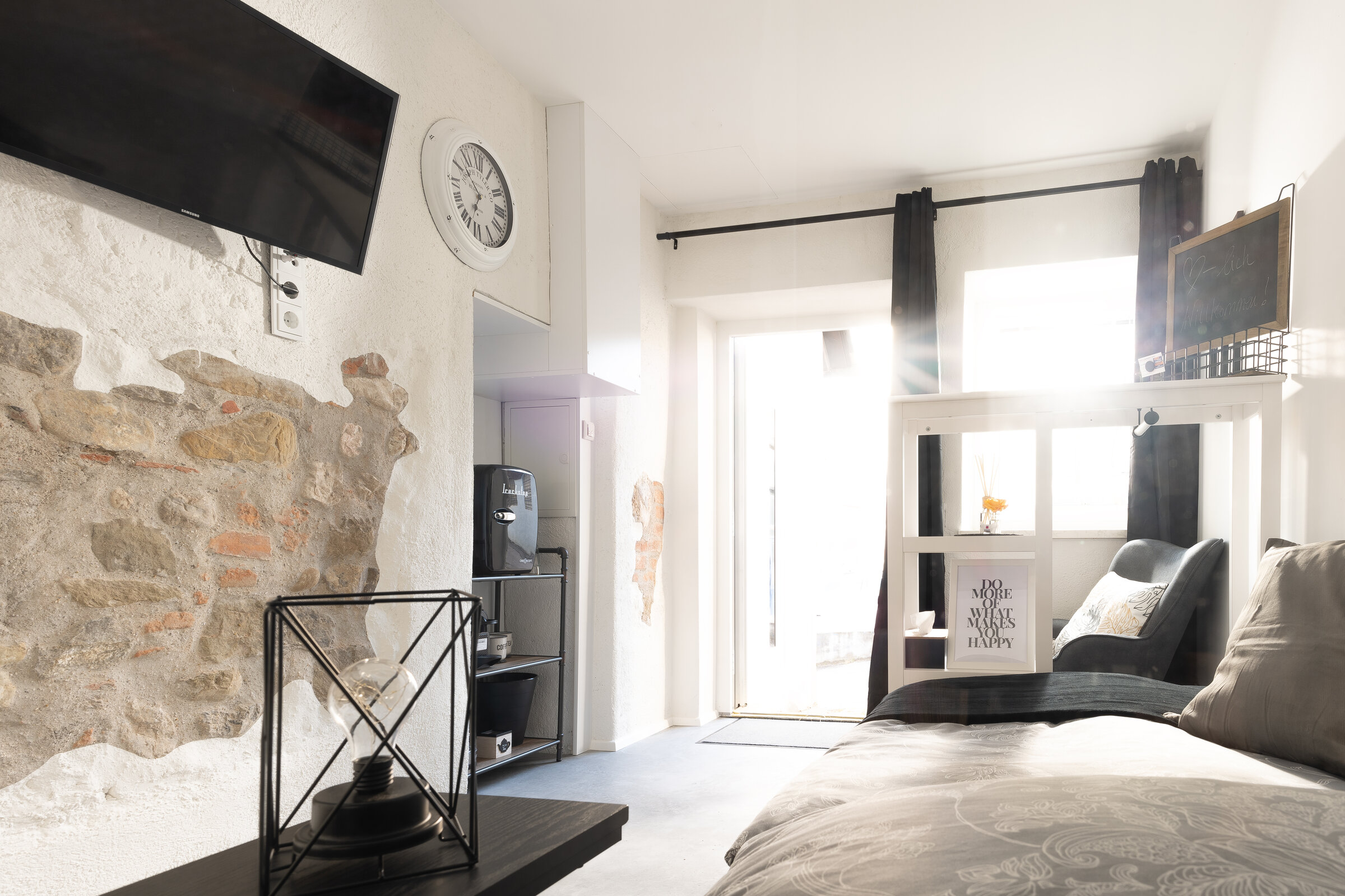 Cosy single room with a view of the terrace  | © @wolfistraunseeblick