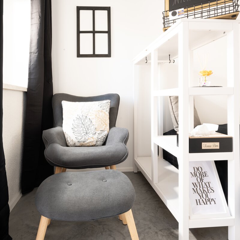 Cosy reading corner with natural light - ideal for relaxing | © @wolfistraunseeblick