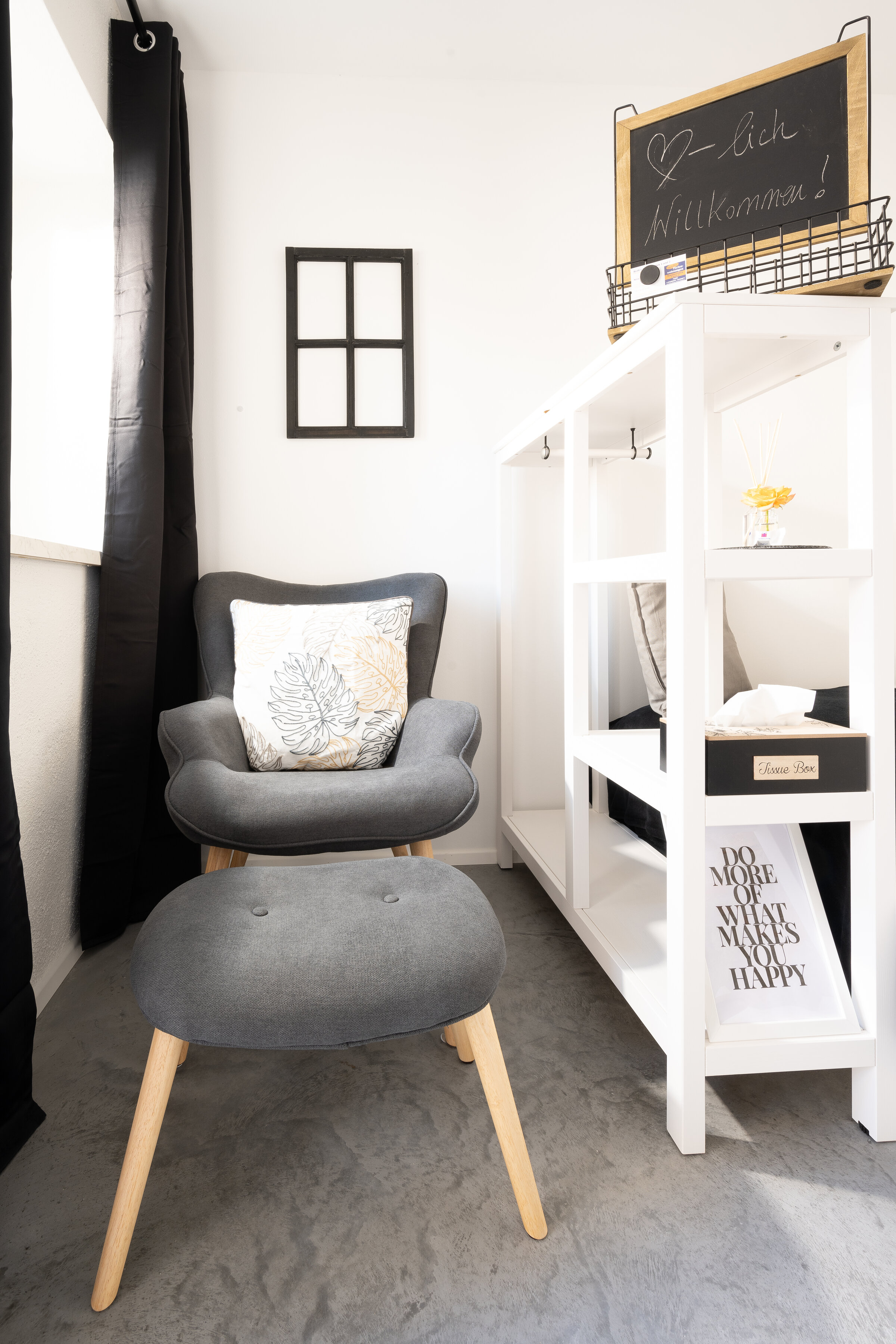 Cosy reading corner with natural light - ideal for relaxing | © @wolfistraunseeblick