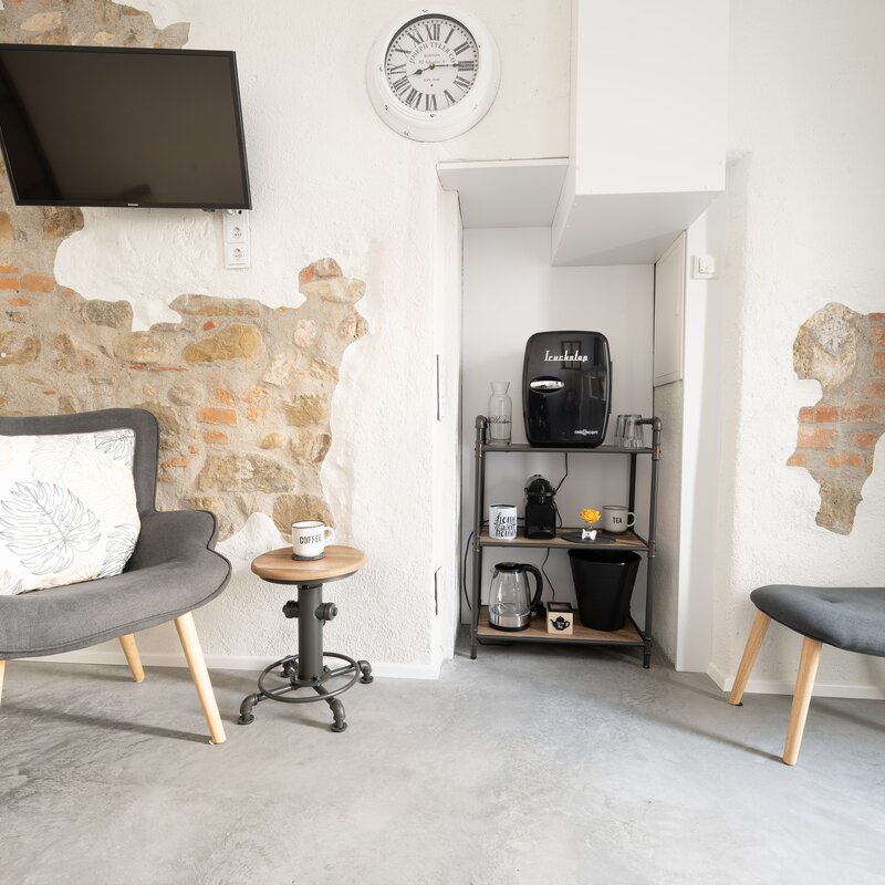 Of course, our room is equipped with a fridge, coffee machine, kettle and crockery | © @wolfistraunseeblick