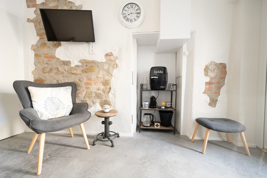 Of course, our room is equipped with a fridge, coffee machine, kettle and crockery | © @wolfistraunseeblick