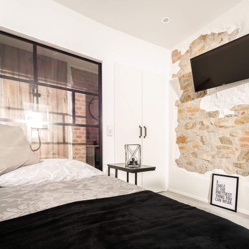 You can see into our loft-style bathroom from the bedroom/living area | © @wolfistraunseeblick