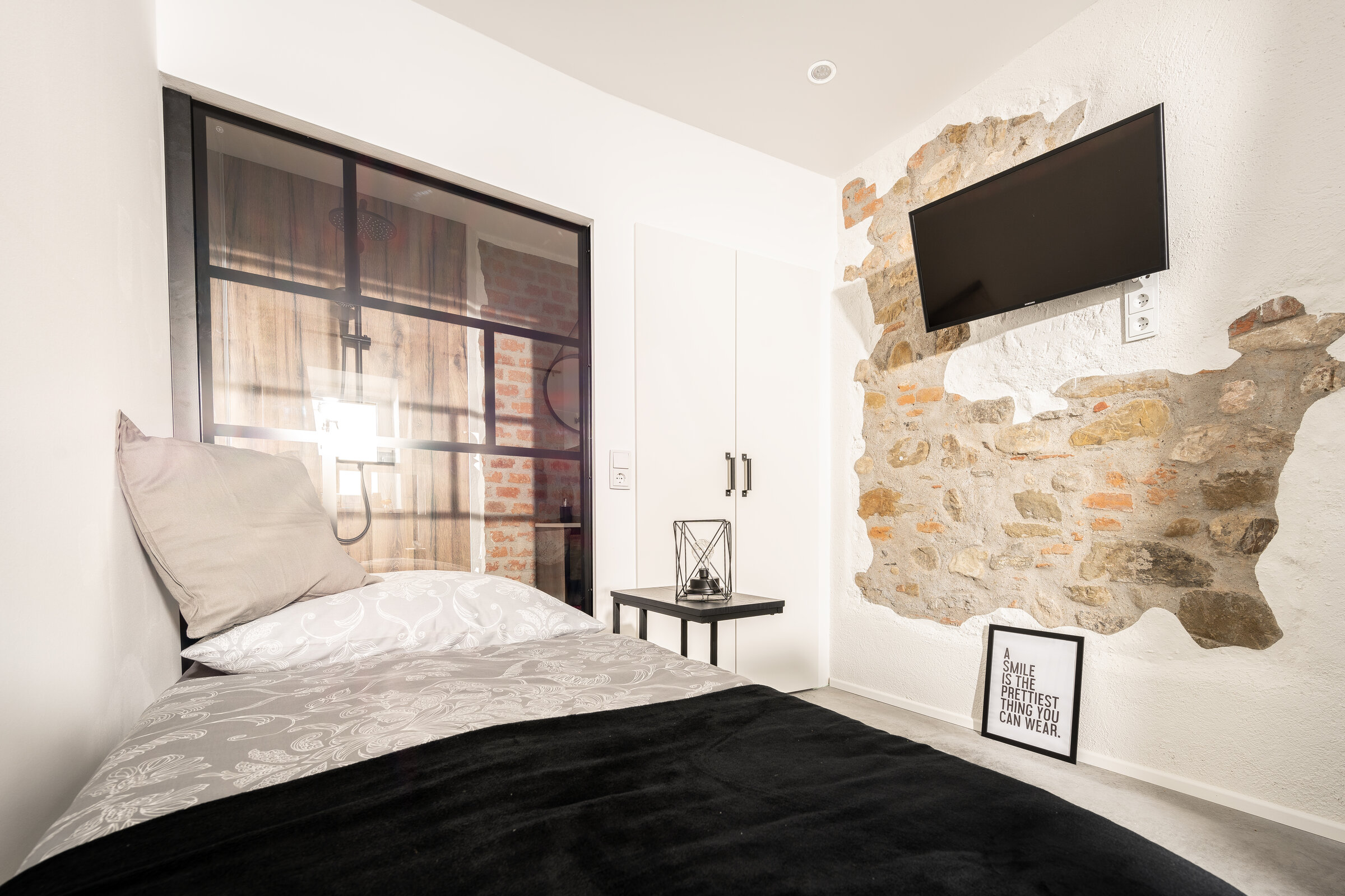 You can see into our loft-style bathroom from the bedroom/living area | © @wolfistraunseeblick