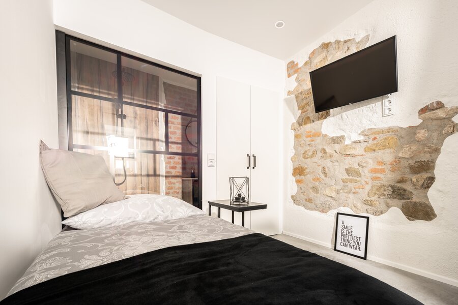 You can see into our loft-style bathroom from the bedroom/living area | © @wolfistraunseeblick