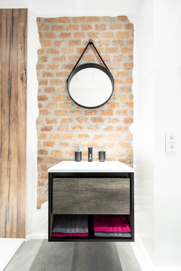 Beautiful, spacious bathroom for 1 person | © @wolfistraunseeblick