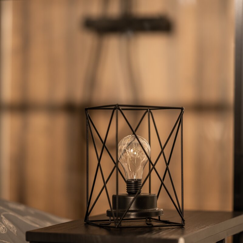 The small retro lamp is ideal for cosy evenings | © @wolfistraunseeblick